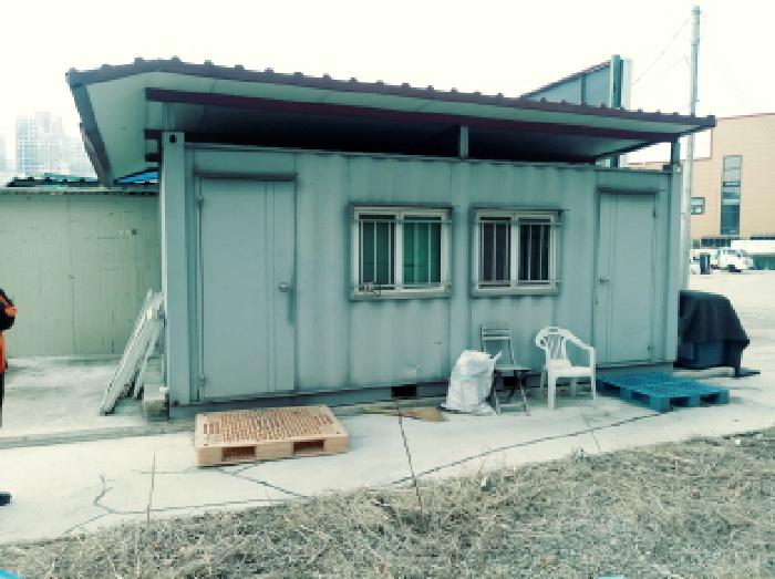 *지상에 있는 컨테이너 박스 전경