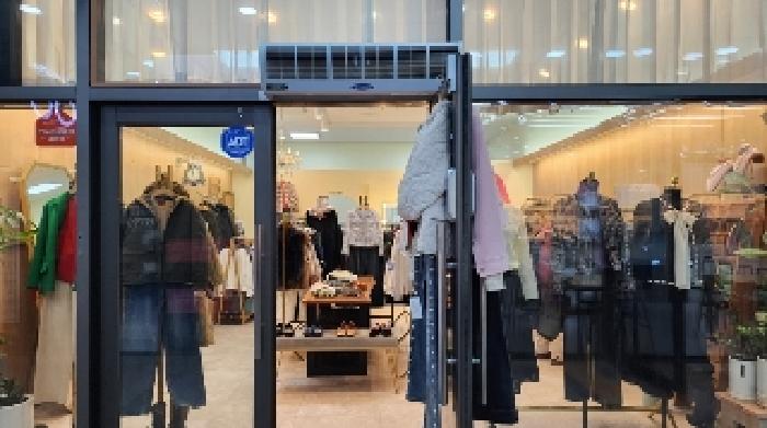 점포 매장 출입구 