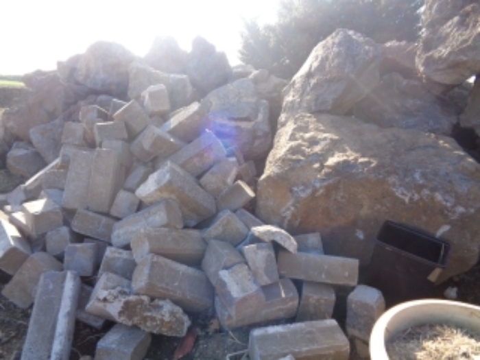 소재지2(상모리 437)지상에 야적된 석재 사진