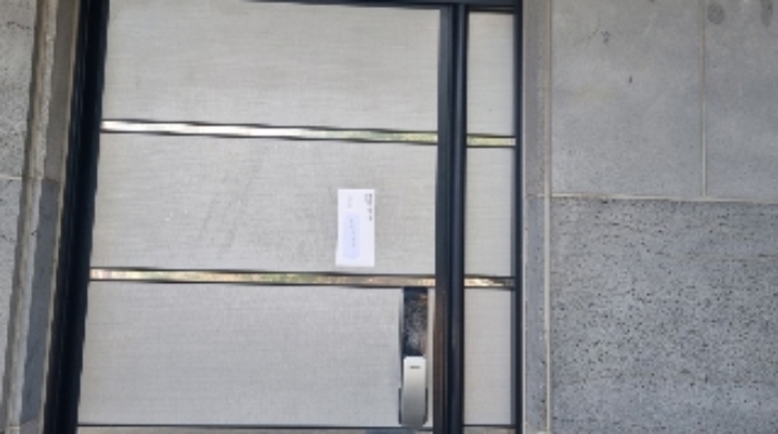 소재지2(서호호근로 63) 제시 건물 비동 현관문에 부착한 안내문