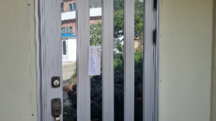 소재지1(서호호근로 63 에이동) 제시 건물(증층건물) 출입문에 부착한 안내문