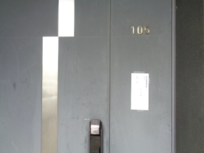 - 본 호(해안마을서4길 107-2, 화이트디어해안2) 102동 105호 출입문 안내문 부착