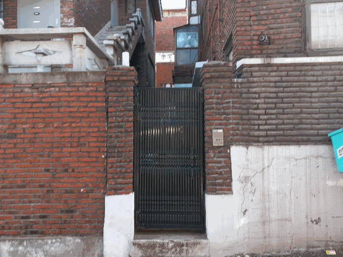 본건 남서측 대문