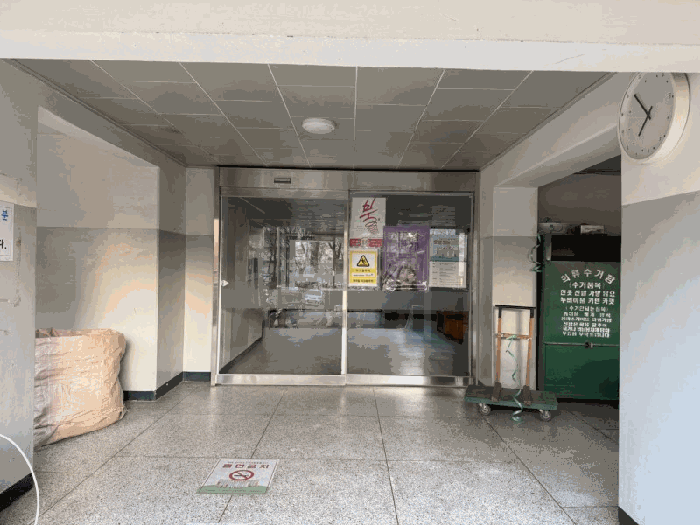 본건 공동현관문