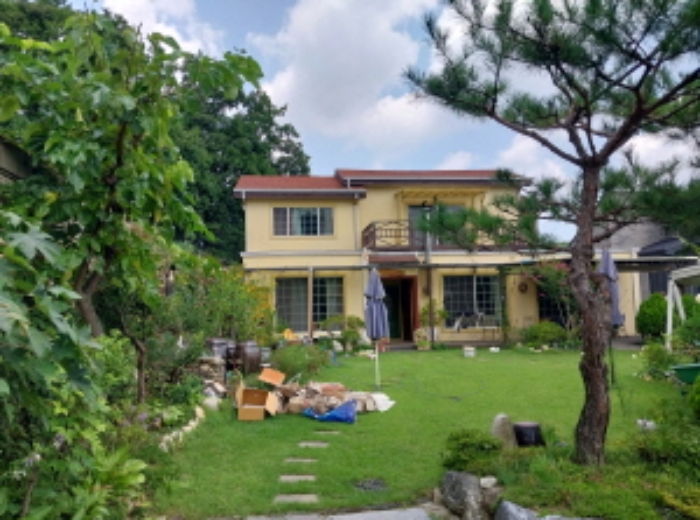 목록4에 접한 230-16 대지 및 그 지상 건물(정면)