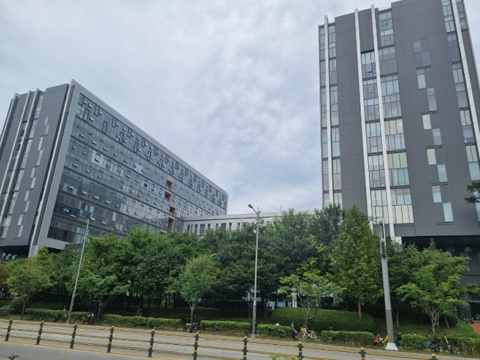 본건 남서측에서 촬영