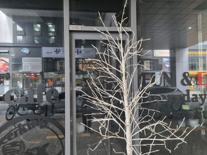 본건 기호(1) 1층 엘127호 동측 출입문