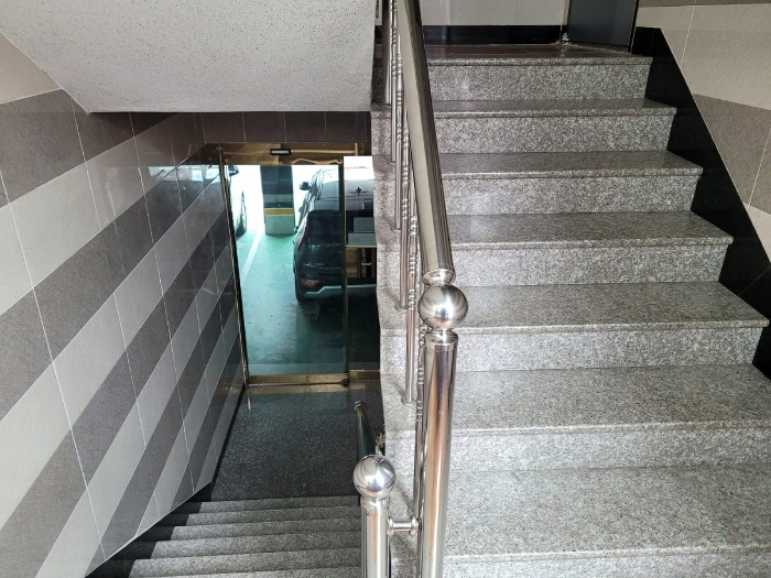 건물 1층 입구 및 계단실