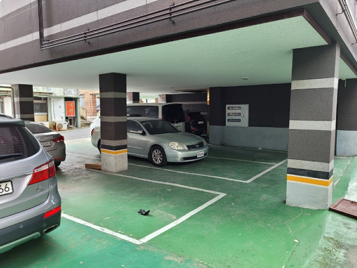 건물 1층 및 주차장 전경