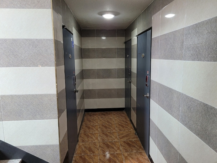 건물 2층 호실 및 복도 전경