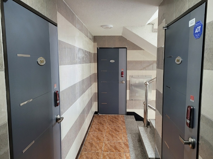 건물 2층 호실 및 복도 전경