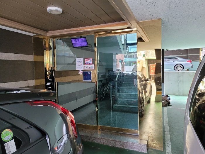 건물 1층 다가구주택 출입구 전경