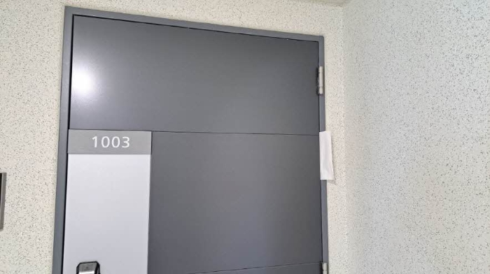 본건 1003호 현관문