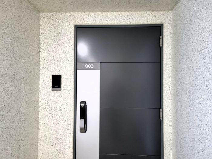 본건 현관
(210동 1003호)