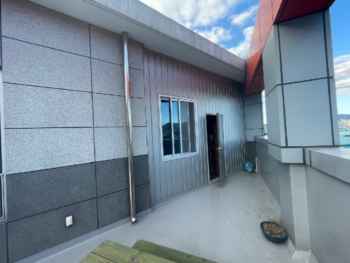 일련번호(3) 건물 4층 통로에 설치된 판넬 벽체