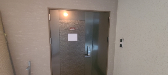 전유세대 출입문 전경(안내문 부착)