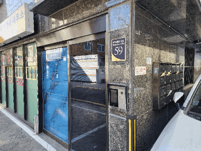 본건 공동현관문 및 근생시설