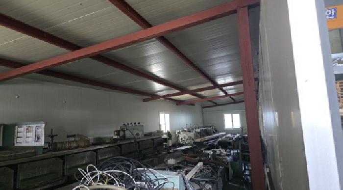 채무자가 설치한 제시외 창고건물의 내부 전경