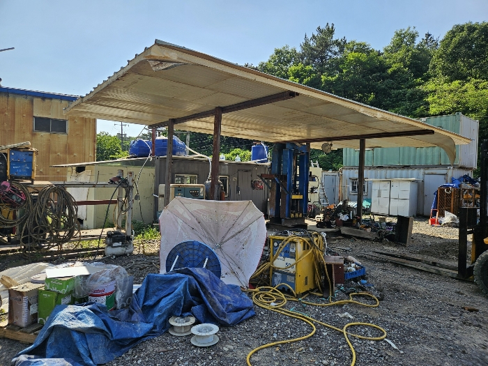 본건 지상소재 비가림(가설시설물) 및 기계기구(평가외)