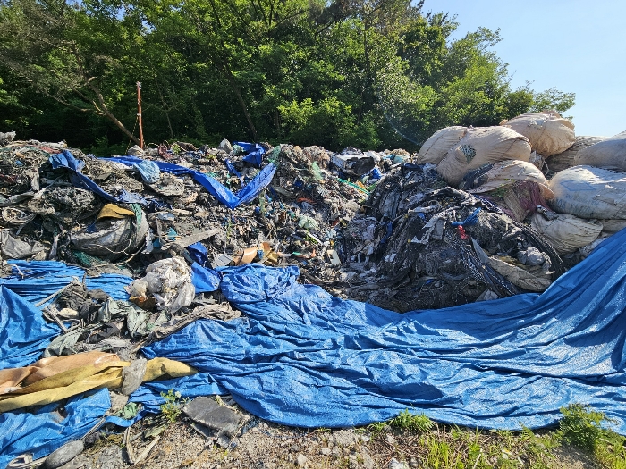 본건 지상소재 폐기물(성분미상) 모습