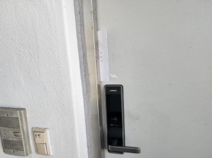 본건 2 전경-4층 임차인 권리신고 안내문 남김.