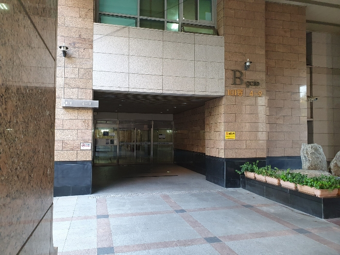 1층 공동출입문(101동 B gate)