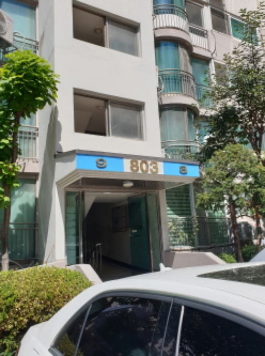 건물 출입구(8~9라인)