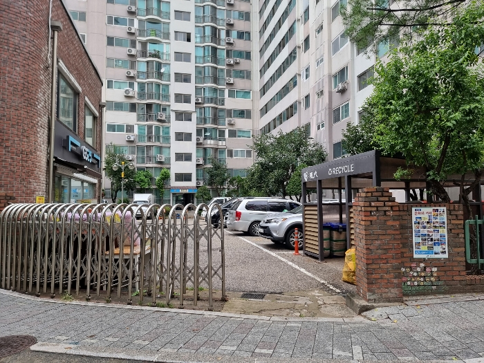 아파트 후문 출입구 전경