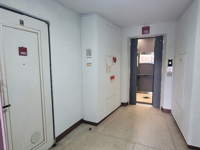 본건 현관문 및 승강기