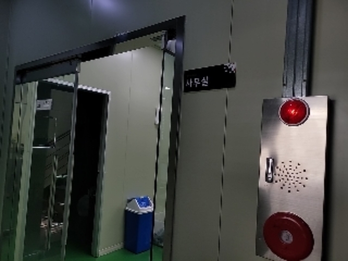 목록2. 부동산 2층 출입문(소유자 사무실과 임차인 김재호 운영의 회사 사무실이 함께 있음)