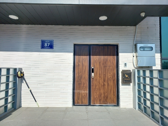 본건 건물 출입문