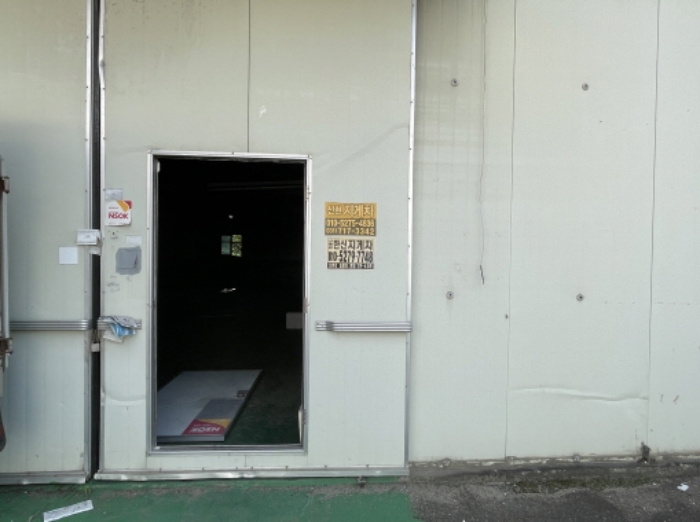 새말길152번길 14-6 공장 출입문 