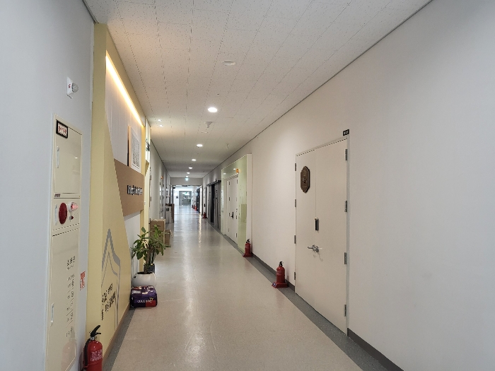 본건 복도 전경