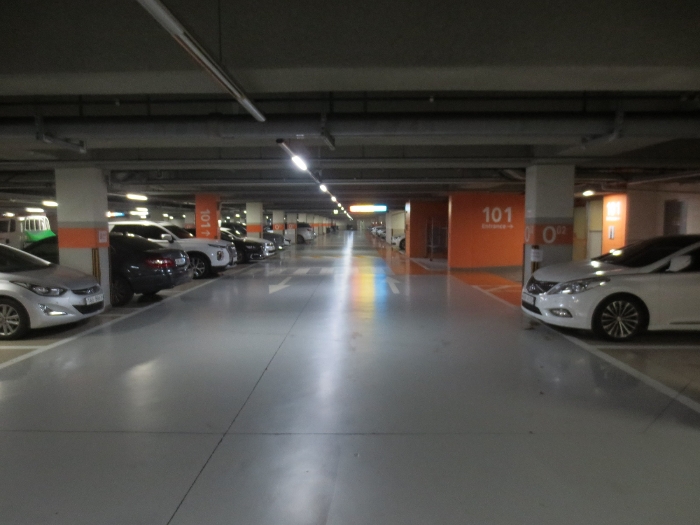 지하주차장 및 지하출입구 전경