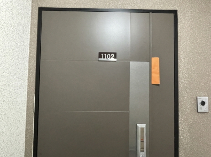 1102호 출입문