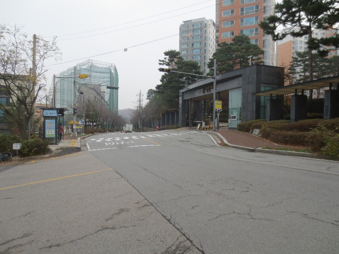 본건 서측 정문 출입구 주위전경