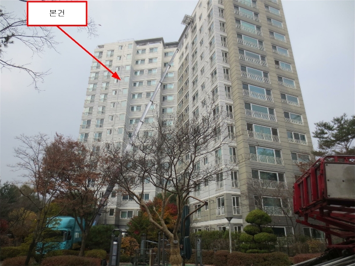 동측에서 촬영한 본건 전경