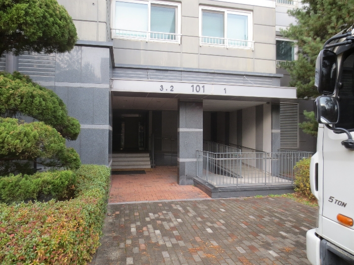 남측 1층 출입구 전경