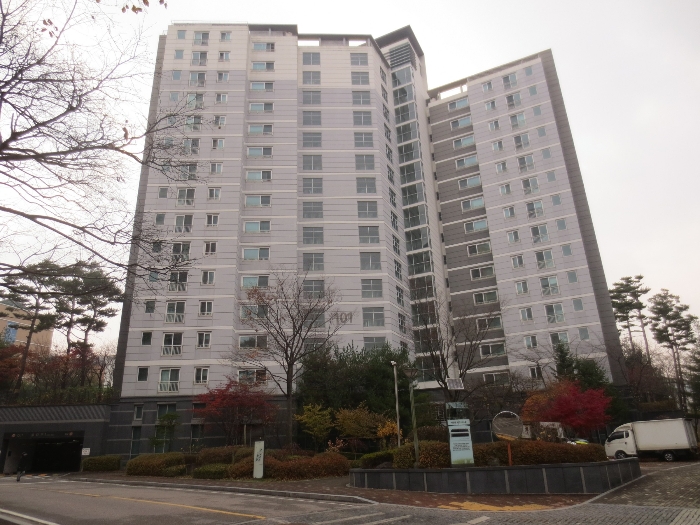 북서측에서 촬영한 1동 건물의 전경