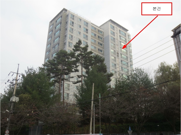 남서측에서 촬영한 본건 전경