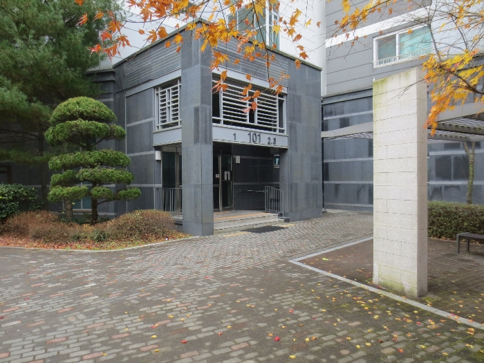 북서측 로비층 출입구 전경