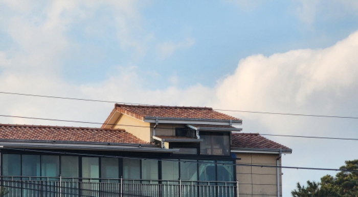 본건 10 제시외 철골조 스텐레스파이프 발코니 및 철근콘크리트조 콘크리트지붕3층 다락 