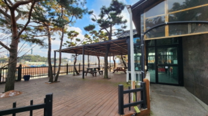 본건 2 전경  및 제시외 철골조PVC지붕단층 가추