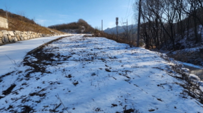 본건 3 전경 및 일부 도로로 이용중이며 석축이 소재함.