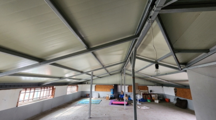 제시외 옥산 난간벽체이용 및 철제기둥 판넬조 지붕