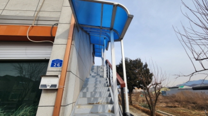 제시외 계단 및 아크릴 차양막