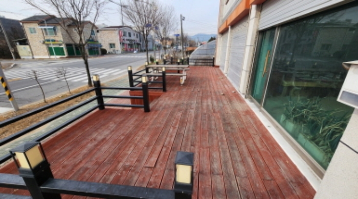 목조데크 고암동 482-3 경계부근에 소재함.