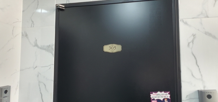 305