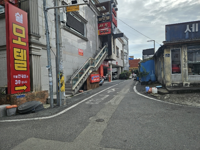 6.본건전경 및 서측도로부분