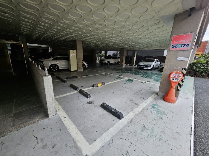 8.본건3의 1층 주차장전경